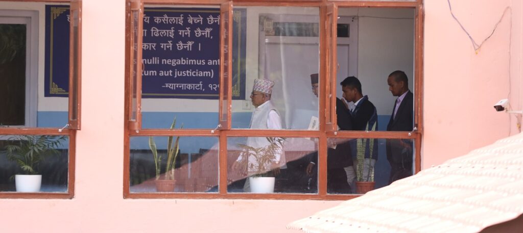 माधव नेपाल विशेष अदालतमा उपस्थित