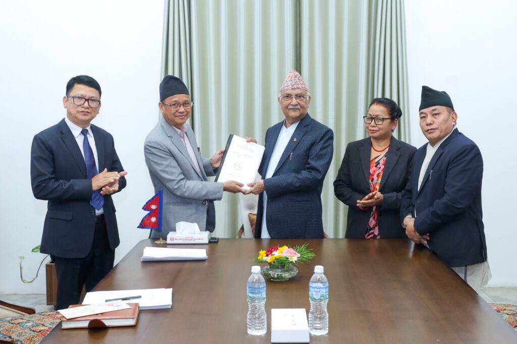 प्रधानमन्त्रीसमक्ष फास्ट्र ट्रयाक डुकुछापमा सार्न सुझाव प्रतिवेदन हस्तान्तरण