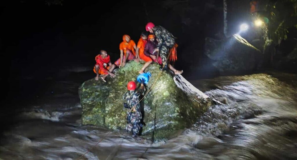 सुन्दरीजलको बाढीमा फसेका ५ जनाको नेपाली सेनाद्वारा उद्धार