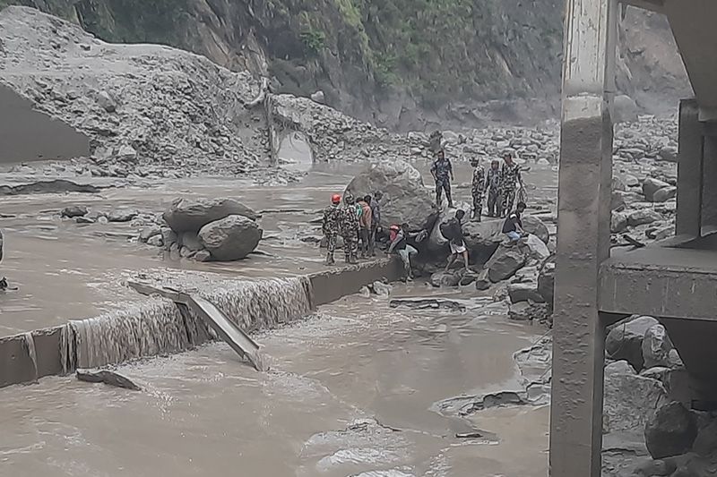 भोटेकोशी नदीको बाढीमा परेका १९ जना अझै फेला परेनन्