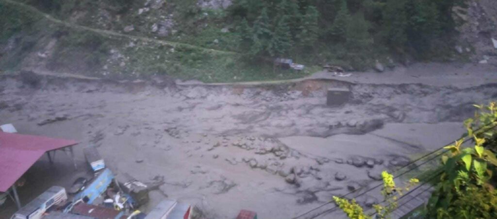 बाढीले क्षति पुर्याउँदा रसुवाका सीडीओ र डीएसपी काठमाडौंमै