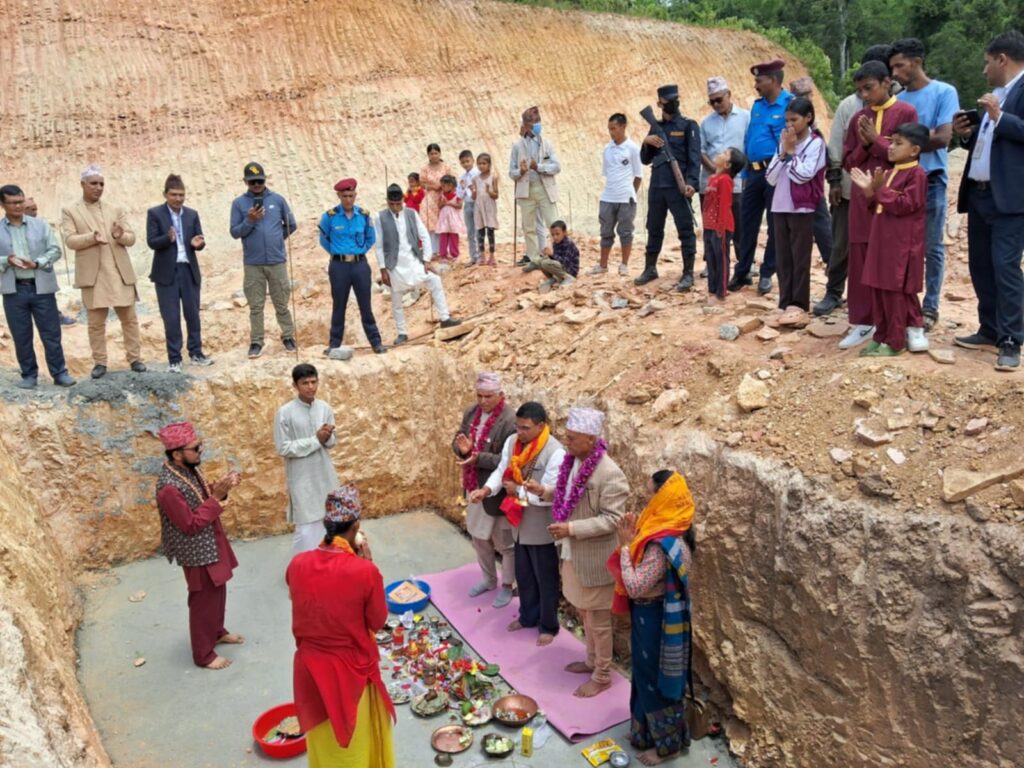 भोजपुरको अरुण गाउँपालिकामा अरुण बहुउद्देश्यीय प्रतिष्ठान भवन निर्माणको शिलान्यास