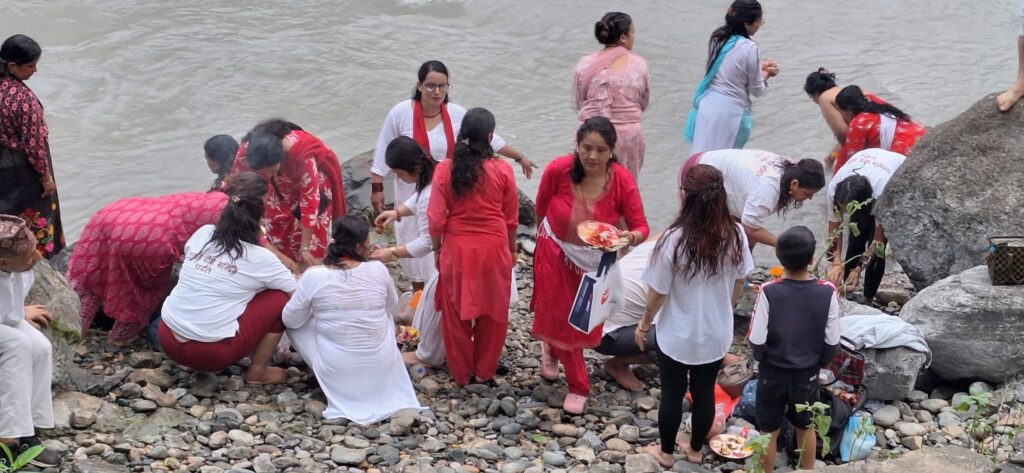 पवित्र कालीगण्डकी नदीमा स्नान गर्ने श्रद्धालुको घुइँचो