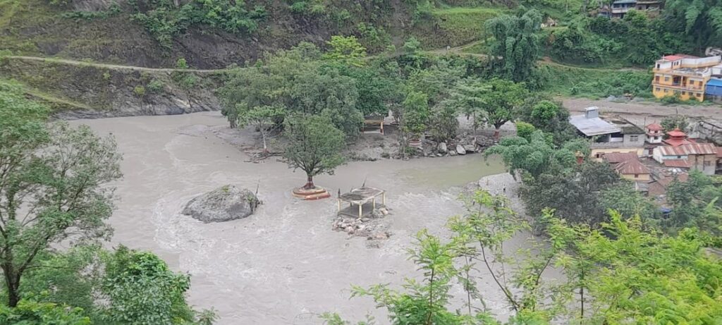 डुबानमा शालिग्राम शिला: कालीगण्डकीको बाढीले विश्वकै ठूलो शिला र संरचना जोखिममा