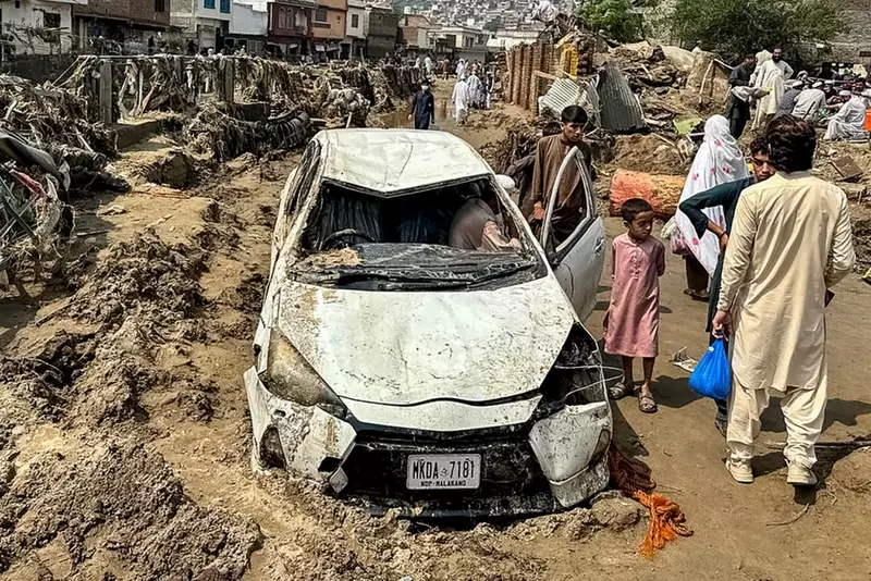 पाकिस्तानको बाढी-पहिरोमा अझै हराइरहेछन् २०० भन्दा बढी मानिस