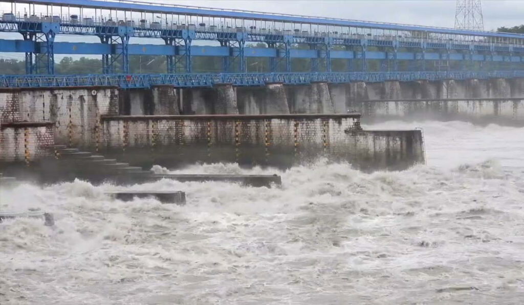 महाकालीमा पानीको प्रवाह बढेपछि सवारी सञ्चालनमा रोक