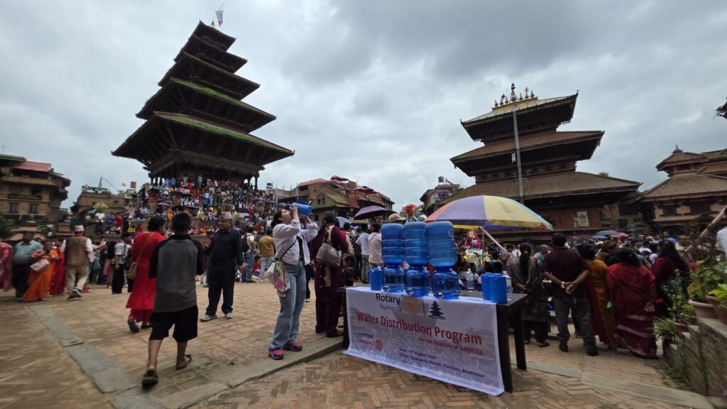 भक्तपुरमा गाईजात्राका सहभागीलाई रोटरी र रोटर्‍याक्टद्वारा निःशुल्क खानेपानी वितरण