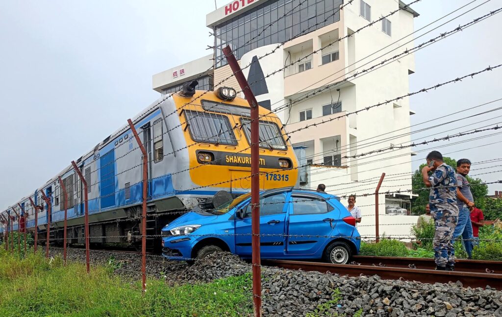 जनकपुरमा रेल र कार ठोक्किए