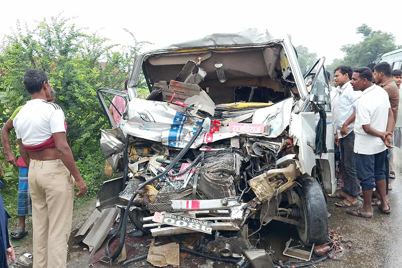 बस र विङ्गर ठोक्किँदा ३ जनाको मृत्यु, १६ घाइते