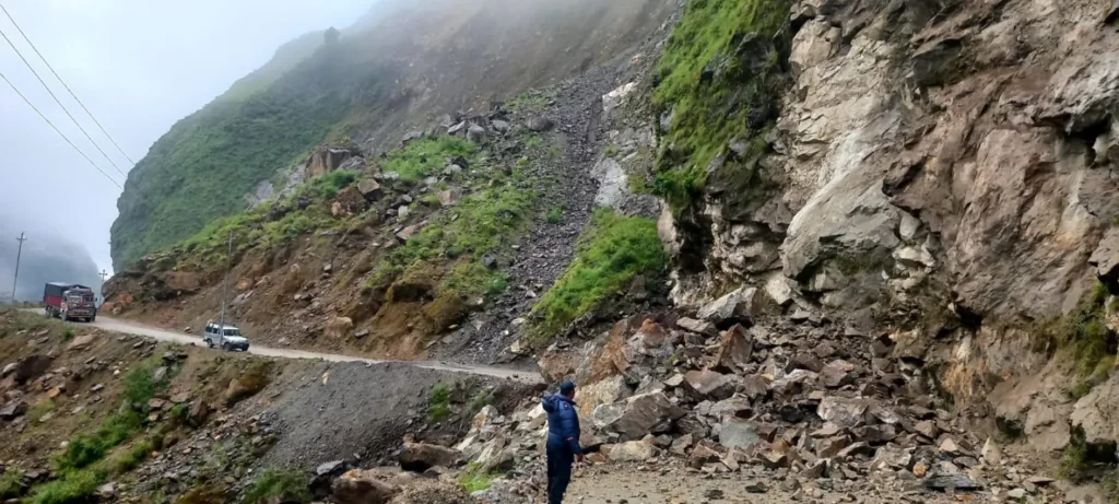 पहिरोले बेनी–जोमसोम सडकको म्याग्दी खण्ड अवरुद्ध