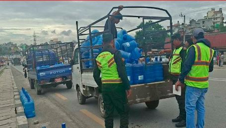 काठमाडौँमा मापदण्ड विपरीतका २७१ पानीका जार नष्ट, कम्पनीलाई कडा चेतावनी