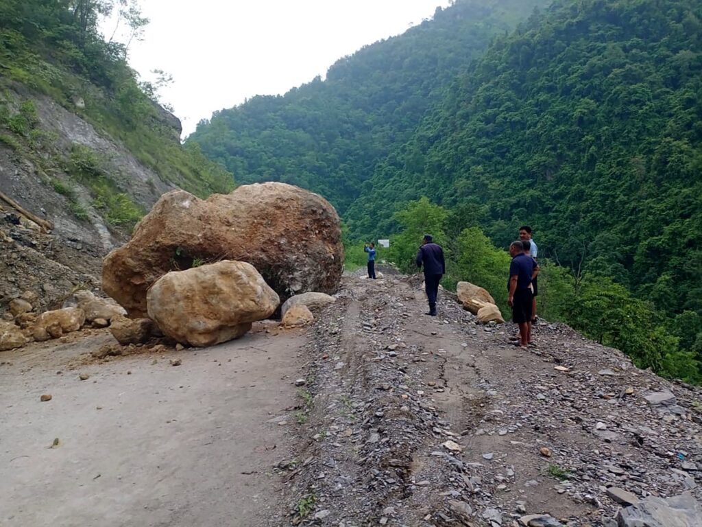 बाढीपहिरोका कारण गुल्मीका तीनवटा मुख्य सडकहरु अवरुद्ध