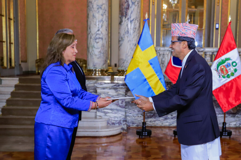 राजदूत निर्मलराज काफ्लेद्वारा ओहोदाको प्रमाणपत्र प्रस्तुत