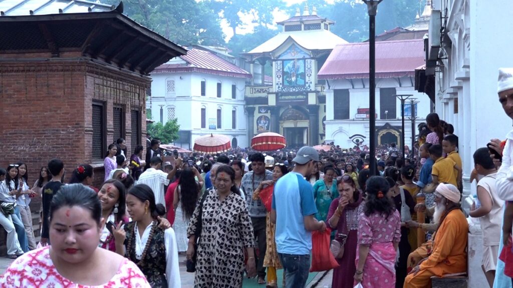 साउनको अन्तिम सोमबारमा भक्तजनको घुँइचो (तस्बिरहरू)