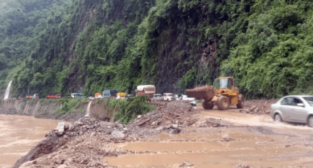 पहिरोले अवरुद्ध भएको काठमाडौं–मुग्लिन सडक खुल्यो