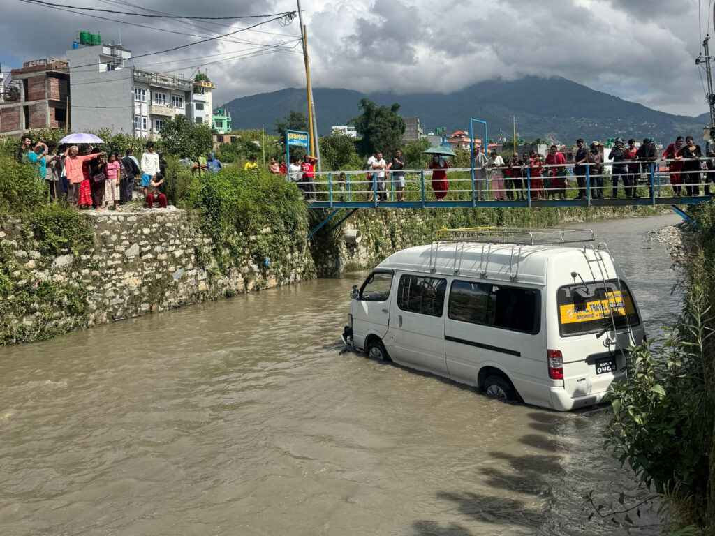 तारकेश्वरमा माइक्रो बस साङ्ला खोलामा खस्यो