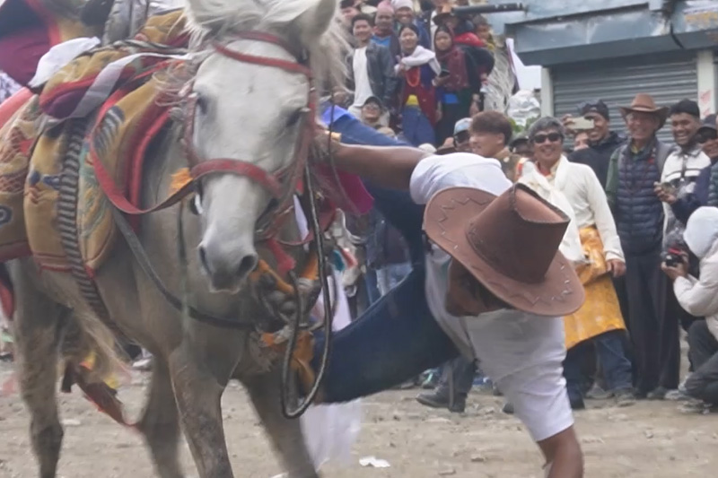 घोडा कुदाएर जमिनको खादा र पैसा टिप्ने यार्तुङ