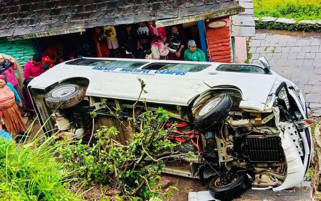 विद्यार्थी बोकेको भ्यान दुर्घटना हुँदा छ जना घाइते