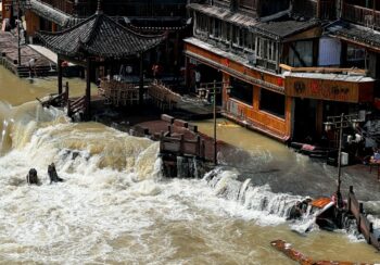 चीनमा बाढीले बगाउँदा १० जनाको मृत्यु, ३३ जना बेपत्ता