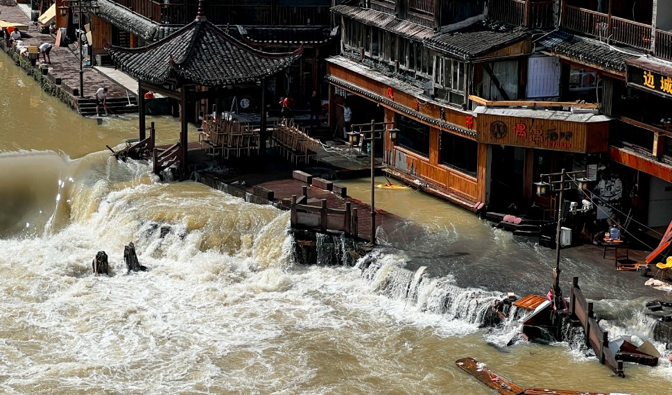 चीनमा बाढीले बगाउँदा १० जनाको मृत्यु, ३३ जना बेपत्ता