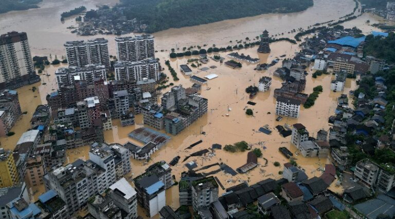 चीनमा आएको आकस्मिक बाढीका कारण ८ जनाको मृत्यु, ४ जना बेपत्ता