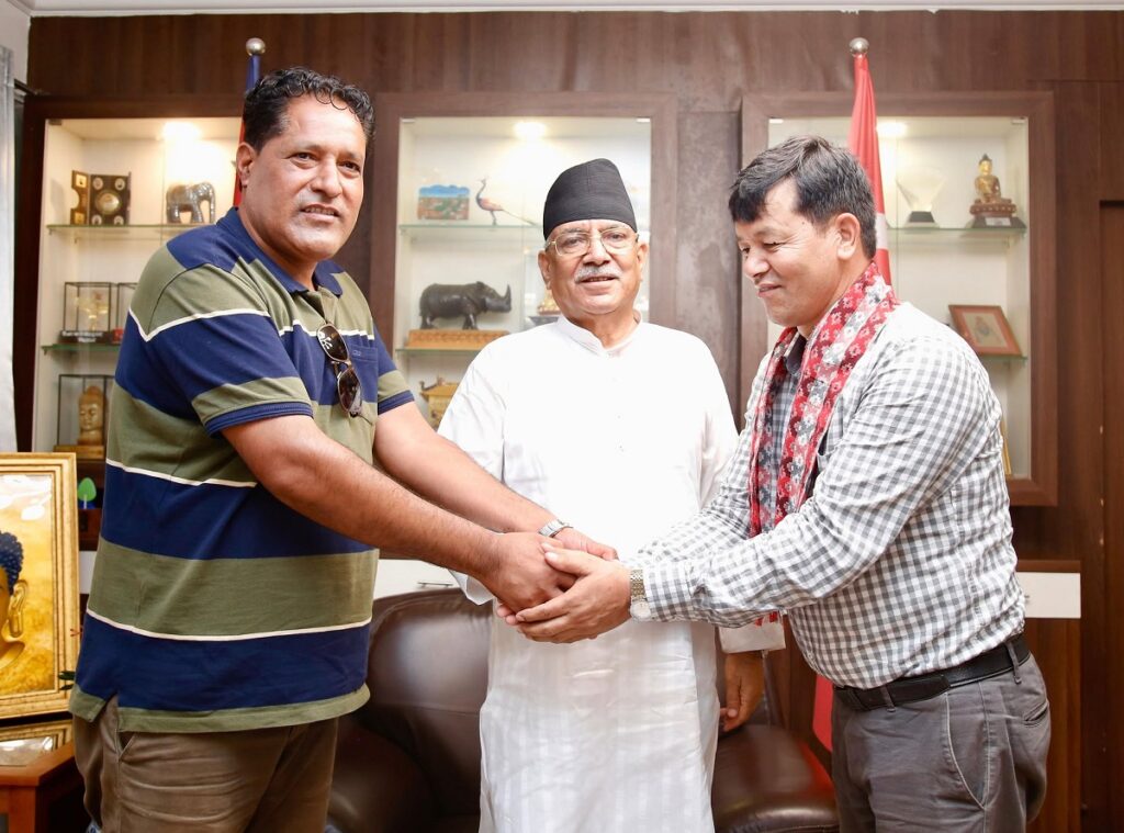 एमाले केन्द्रीय परिषद् सदस्य कुँवर माओवादी केन्द्रमा प्रवेश