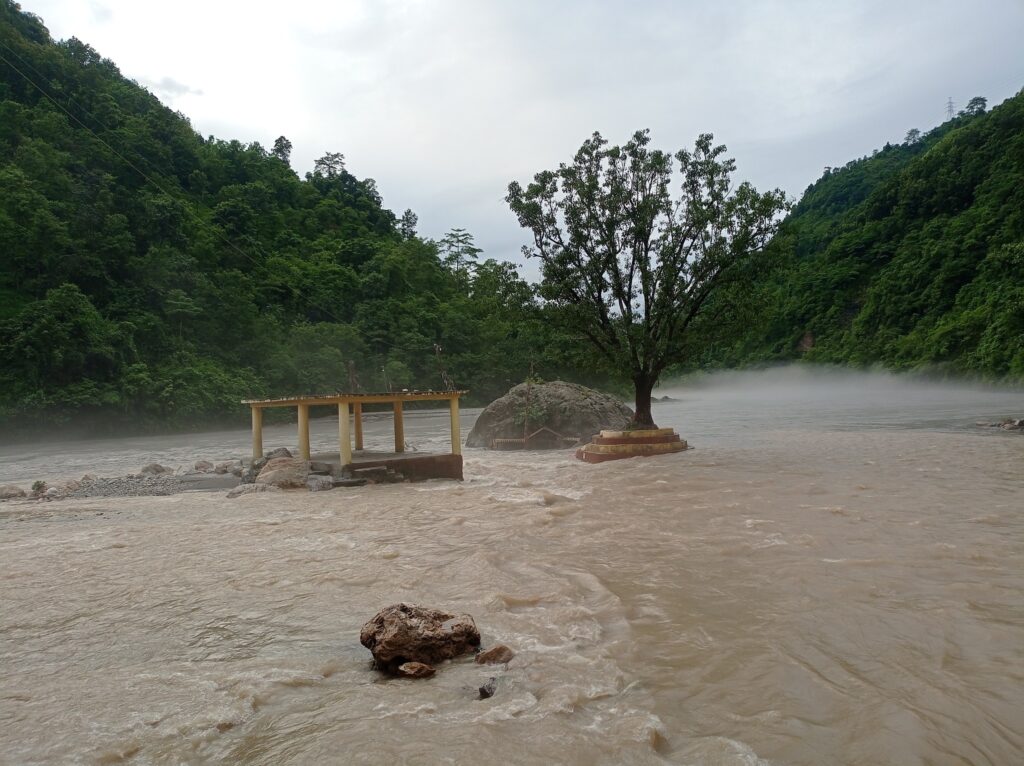 कालीगण्डकीको बहाव यस वर्षकै उच्च विन्दुमा, विश्वकै ठूलो शालिग्राम शिला डुबानमा