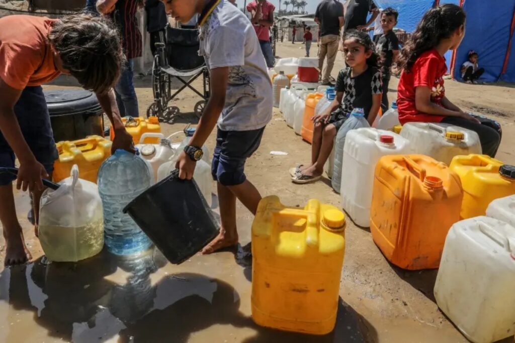 गाजामा दूषित पानी पिउन बाध्य परिवारहरू, स्वास्थ्य संकट बढ्दै