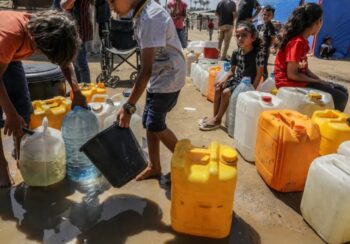 गाजामा दूषित पानी पिउन बाध्य परिवारहरू, स्वास्थ्य संकट बढ्दै