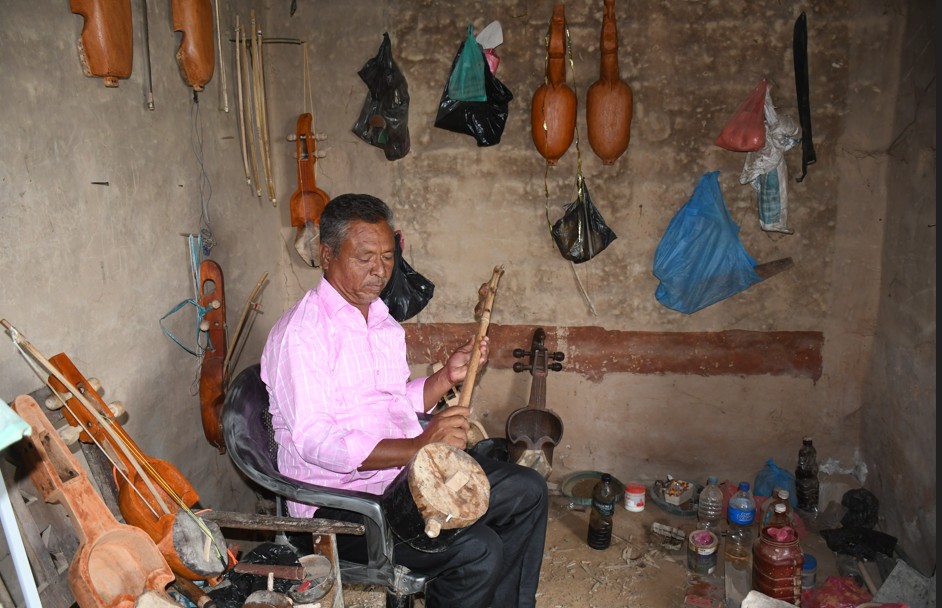 बिक्न छाडे सारङ्गी, सुनिन छाड्यो धुन