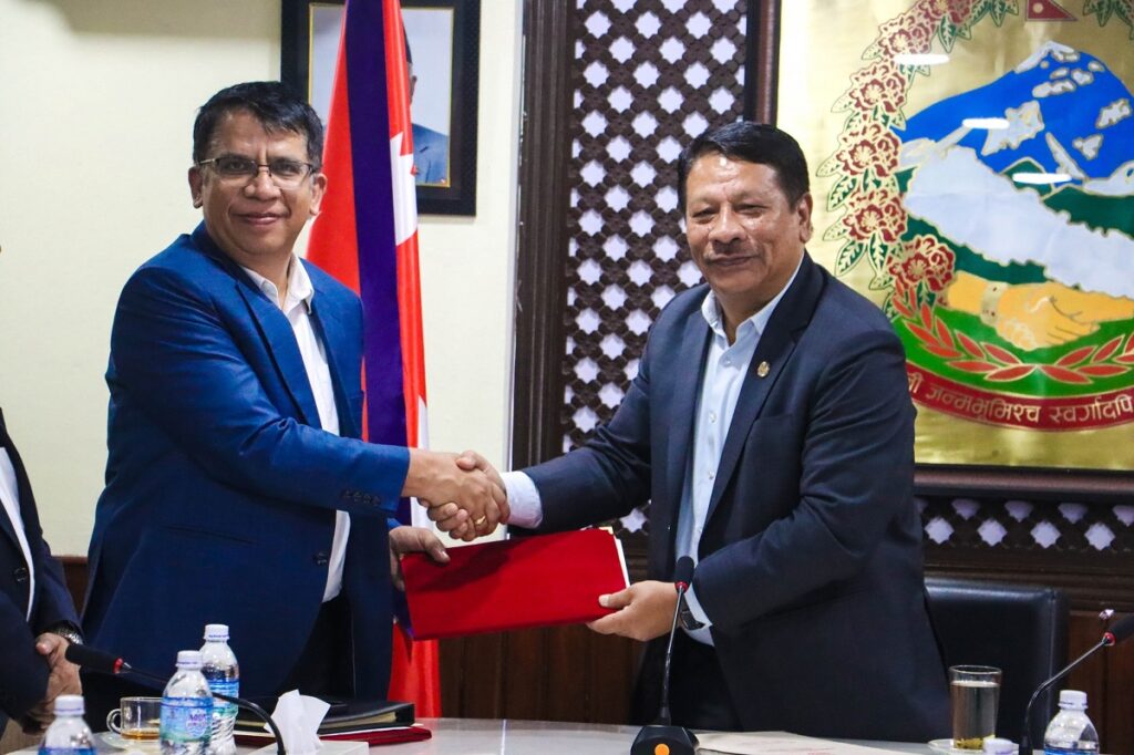 उपप्रधानमन्त्री सिंह र शहरी विकास सचिव सिग्देलबीच कार्यसम्पादन सम्झौता