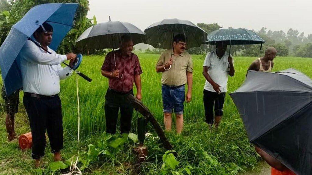 तराई मधेशका गाउँ-गाँउ पुगेर सुख्खाको कारण खोज्दै भारतीय विज्ञहरूकाे टाेली