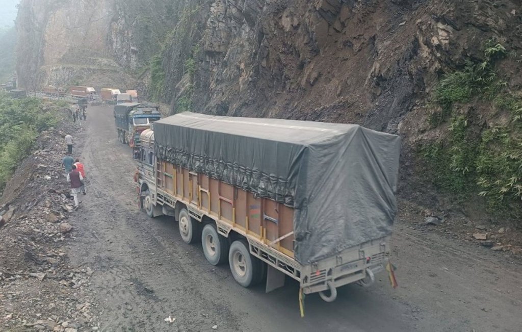 अवरुद्ध नारायणगढ–मुग्लिन सडक खुल्यो