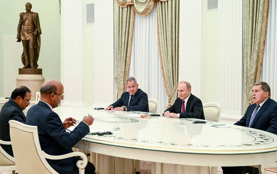 अमेरिकाले ५० प्रतिशत कर लगाइरहेको बेला डोभालले भेट पुटिनलाई