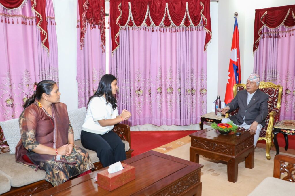 राष्ट्रपति पौडेलसँग बन्धक विपिन जोशीकी आमा र बहिनीको भेट