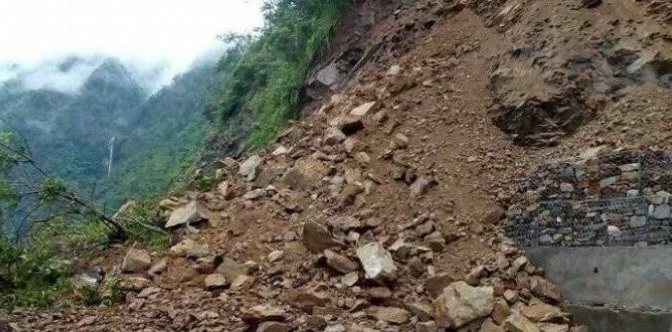 पहिरोले बागलुङ–बुर्तिबाङ सडक अवरुद्ध