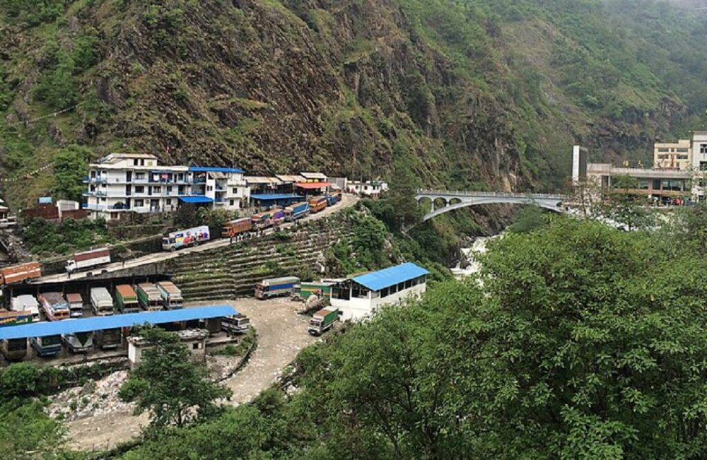 पहिरोले कोदारी राजमार्ग अवरुद्ध : ६०० कन्टेनर सीमापारि
