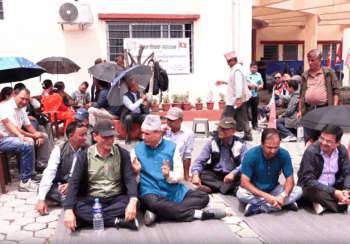 एमाले पार्टी कार्यालय च्यासलमा शिक्षक महासङ्घको धर्ना