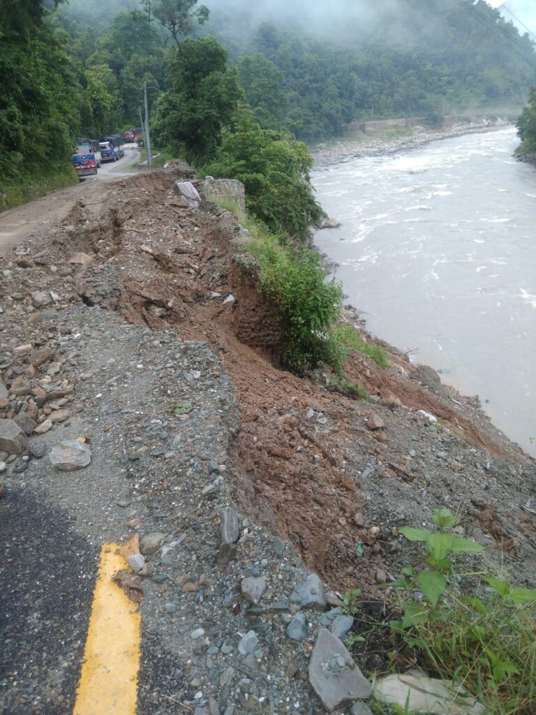काठमाडौँ-मन्थली सडक अवरुद्ध