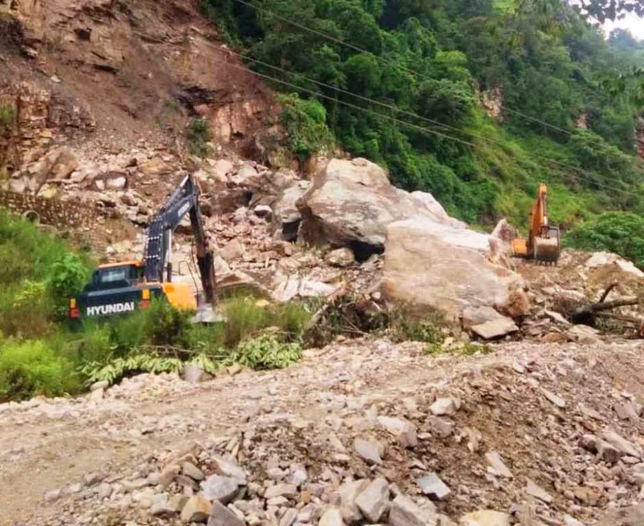 अवरुद्ध सडक तदारुकताका साथ खोल्न प्रयास गरिने