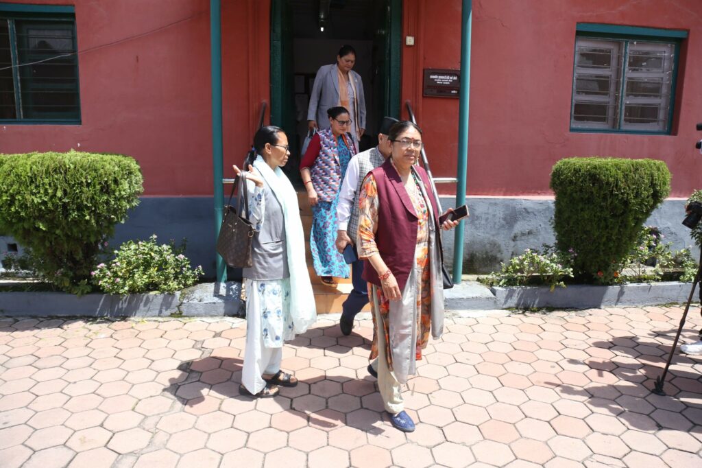 उपसभामुखविरुद्ध हस्ताक्षर गर्न सिंहदरबारमा एमाले सांसद