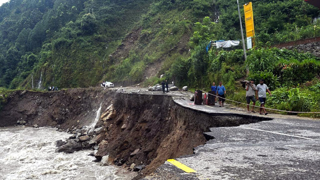 त्रिशूली नदीको कटानले त्रिदेशीय सडक अवरुद्ध, वस्ती जोखिममा