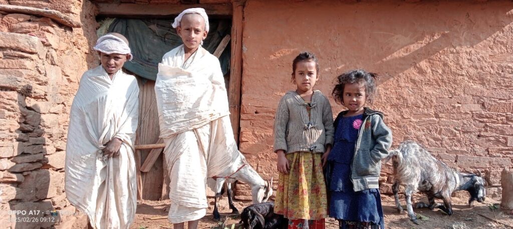 आमाबुवा गुमाएका पाँच बालबालिका समस्यामा