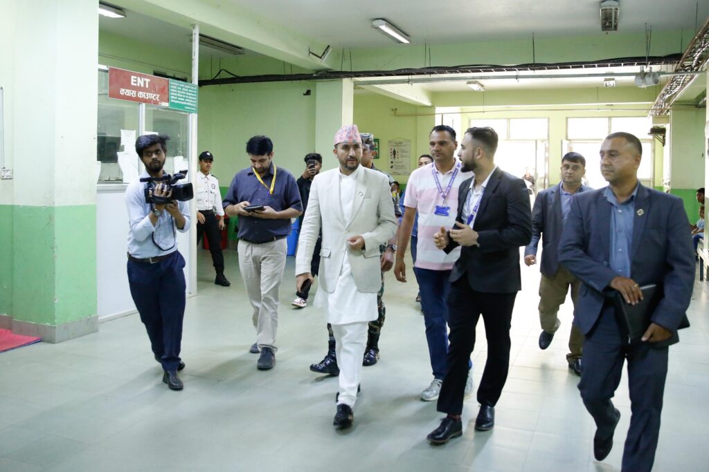 टिचिङ पुगेर सञ्चारमन्त्री खरेलले भेटे जेनजी आन्दोलनका घाइते