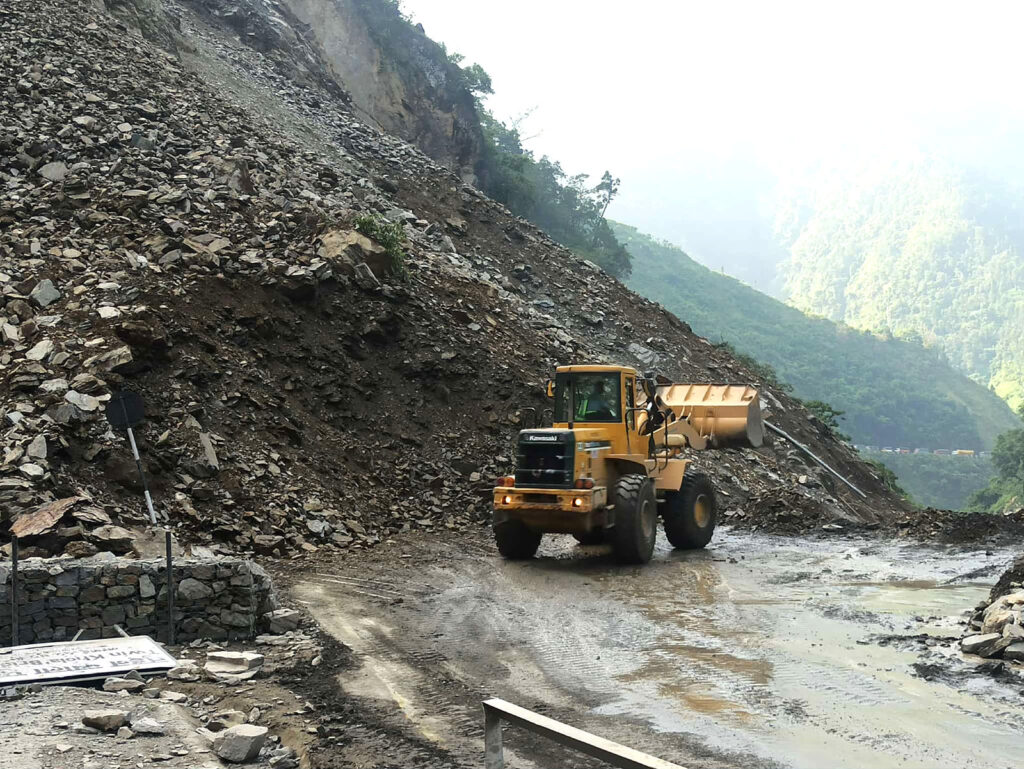 पहिरोका कारण देशका पाँच राजमार्ग पूर्ण रूपमा अवरुद्ध