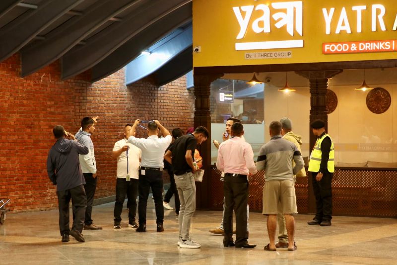 हातमा बोरा बोकेर आइपुगे अमेरिकाले निष्कासन गरेका नेपाली