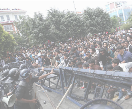 प्रदर्शनकारीले भत्काए संसद् भवनको पर्खाल