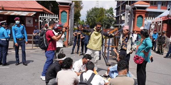 सिंहदरबार गेटमै जेनजी घाइतेको धर्ना : सहानुभूतिको खोजी वा आन्दोलनको पुनः संकेत ?