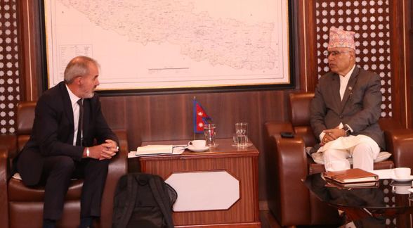 निर्वाचन, सुशासन र रोजगारीमा सरकार प्रतिबद्ध : अर्थमन्त्री खनाल र एडीबीको बैठक