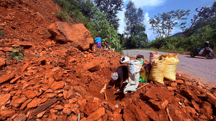 ‘माटोले घर पोत्ने चलन हरायो, आम्दानी गुम्यो’